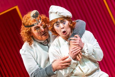 Frank Blees (l.) und Inkyu Park in „Der Waffe(l)nschmied“ am Theater Freiberg.