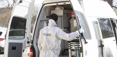 Bis zum Mittag arbeitete die Spurensicherung in zwei Häusern in Syrau. Ein Mann war nach Gewalteinwirkung gestorben. 