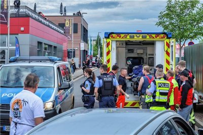 Am Freitagabend musste in der Nähe der Karthalle abtransportiert werden. Dabei wurde mit der Polizei zusammengearbeitet.