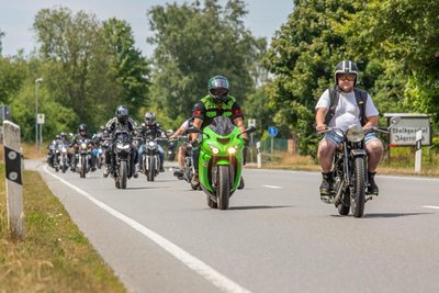 Am Samstagnachmittag ging es für 25 Biker auf den Fichtelberg – das Foto entstand nahe des Waldgasthofes Jägersruh.