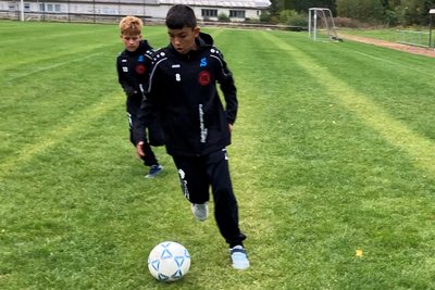 Wollen den Ball gar nicht weglegen: Ungefähr 30 Kinder trainieren jede Woche in Mylau.