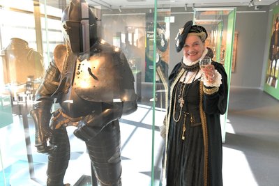 Ein Hoch auf Kurfürst August: Birgit Lehmann als Kurfürstin Anna in der neuen Sonderausstellung im Stadt- und Bergbaumuseum Freiberg.