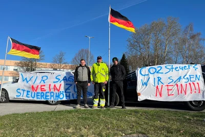 Vor dem Tanklager Hartmannsdorf bildete sich am Freitagmorgen Protest.
