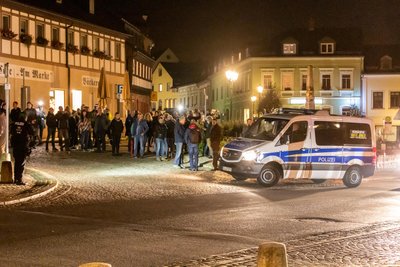 Bei Protesten gegen die Corona-Maßnahmen, wie hier 2021 in Zwönitz, war es zu Vorfällen gekommen, in die der angeklagte Stadtrat verwickelt war.