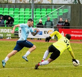 Schlüsselmoment in der 74. Minute: Nach einem Steilpass von Kenny Schmidt taucht Motor-Angreifer André Luge frei vor Radebeuls Keeper Oliver Birnbaum auf, umkurvt diesen und schiebt zum 1:0 ein. 
