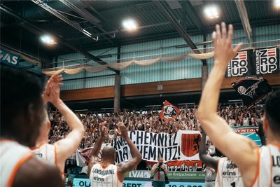 Die Spieler der Niners Chemnitz feiern mit ihren Fans den Derbysieg in Weißenfels.