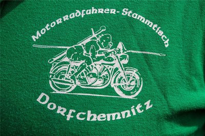Weißes Logo auf Grün: Damit zeigen die Leute vom Stammtisch ihre Verbundenheit.