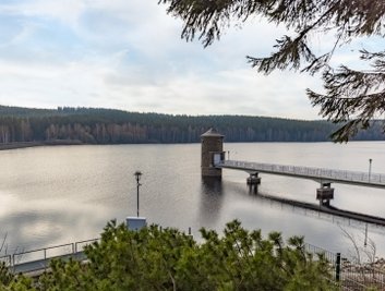 Die Talsperre Cranzahl ist derzeit nur geringfügig angestaut. 