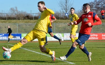 Maximilian Schmidt bleibt hier mit langem Bein in Ballbesitz. Nach einer Reihe von Spielen gegen Spitzenteams der Regionalliga reichte es am Samstag beim FC Eilenburg für die Auerbacher zu einem torlosen Unentschieden. Damit war zumindest das Minimalziel erreicht.