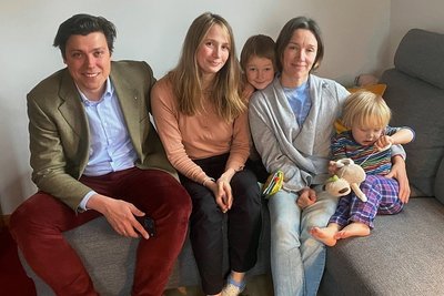 Vitalina Maslova (2. v. r.) und ihre beiden Söhne Nazar (5) und Liubomyr (2) aus der Ukraine sind bei Pfarrer Justus Geilhufe (l.) und seiner Frau Anne Geilhufe in Großschirma untergekommen. 