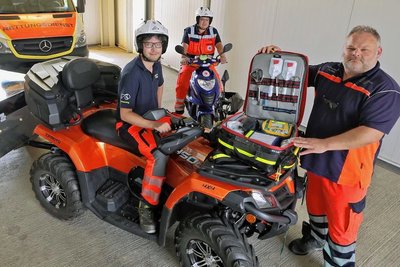 Für Kevin Siegel, Toni Hartmann und Mirko Seidel sind Quad und Zweirad wichtig, um schnell am Einsatzort zu sein. Mit dem Quad kann zudem der Notarzt und nötiges Equipment transportiert werden.