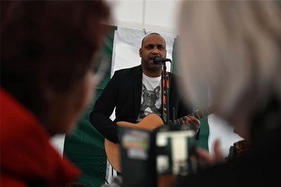 Zur Eöffnung des Liebe Café-Bistrôs spielte der in Berlin lebende Brasilianische