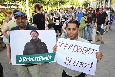 Sie wollen nicht, dass Robert A. abgeschoben wird. Am Sonntag kamen viele Chemnitzer zu einer kurzfristig anberaumten Solidaritätskundgebung vor dem Behördenzentrum am Wall zusammen.