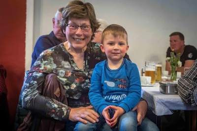 Oma Annett Günther mit Enkel Elias.
