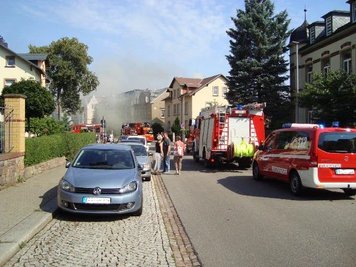 Die Feuerwehr war mit mehreren Fahrzeugen ausgerückt.