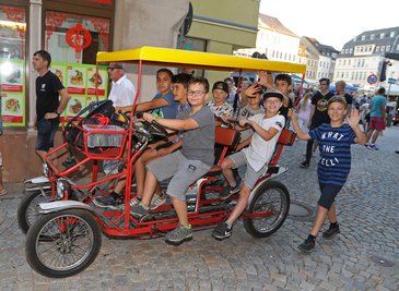 Die Jungen von der Bike Box drehten mit ihrem Sechssitzer Runden.