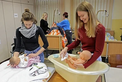 Am BSZ in Meerane absolvieren Lena Sarfert (links) und Lisa Ulbricht (rechts) ihre Ausbildung zur Erzieherin.