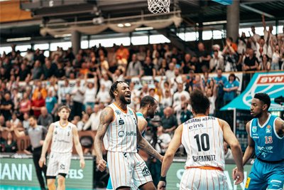 Jeff Garrett war mit 23 Punkten bester Werfer der Niners im Derby.