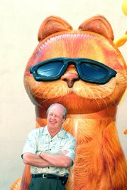 Jim Davis, US-amerikanischer Cartoonist, steht bei der Weltpremiere von "Garfield: Der Film" vor einer Garfield-Figur. Er ist frech, fett und frisst am liebsten Lasagne: Der faule und zugleich witzige Kater bringt die Leser der Comics seit 1978 zum Lachen.