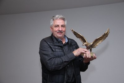 Manfred Deckert versteigert die Trophäe, die er als Sieger der Vierschanzentournee 1981/82 in Oberstdorf, Garmisch, Innsbruck und Bischofshofen gewann, für einen guten Zweck.