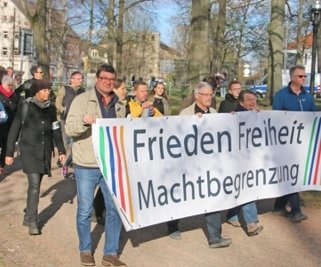 Vom Albertpark aus setzte sich der Aufzug entlang der Chemnitzer Straße in Bewegung. 