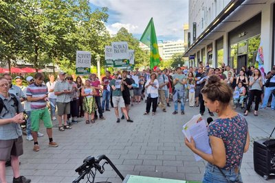 Coretta Storz (vorn) sprach bei der Demonstration über die Festnahme von Robert A. und forderte den Innenminister Schuster auf, die Abschiebung noch zu stoppen.