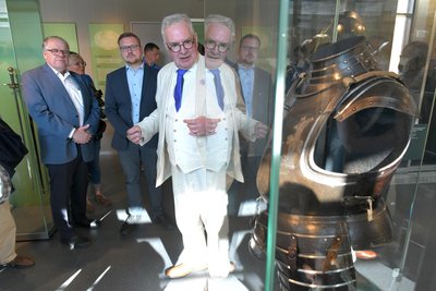 Kurator Dirk Syndram, Direktor a.D. Grünes Gewölbe und Rüstkammer (vorn), bei der Führung durch die neue Sonderausstellung „Plötzlich Kurfürst!“ im Stadt- und Bergbaumuseum Freiberg.