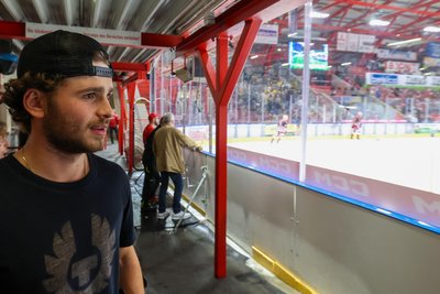 Zum Saisonstart nur als Zuschauer im Kunsteisstadion im Sahnpark: Stürmer Ralf Rollinger fällt mit einem Kreuzbandriss aus.