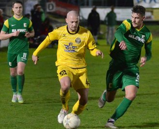 Aleksandrs Guzlajevs (am Ball) wird vom Leipziger Anes Osmanoski angegriffen. Gegen die BSG Chemie zog der VfB Auerbach trotz Führung am Ende den Kürzeren.