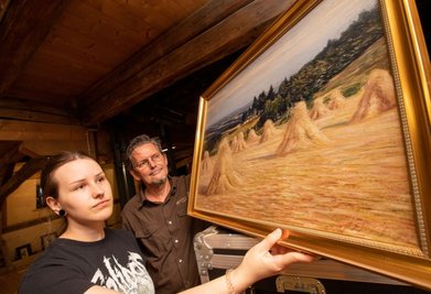 Desiree Schaller und Dietmar Freiherr beim Aufbau der Ausstellung "Albin Schlehahn - 152 Jahre". Sie ist bis 31. Juli im Malzhaus zu sehen. 