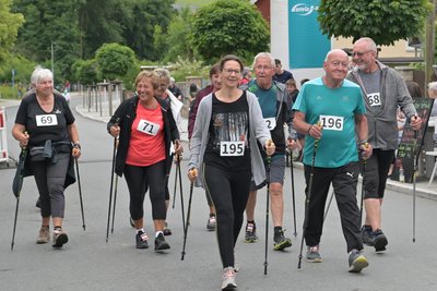 Auch an eine Runde für Nordic Walker hatten die Veranstalter gedacht. Eine kleine Gruppe ging die fünf Kilometer an.