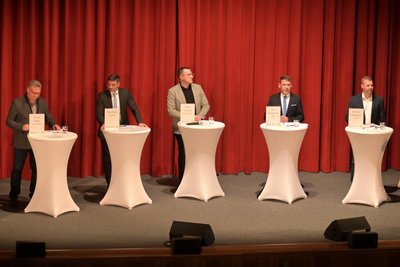 Alle fünf OB-Kandidaten standen beim Wahlforum auf dem Podium: Danny Weber (v. l.), Tony Neuß, Stefan Hartung, Lars Bochmann und Marcus Hoffmann.