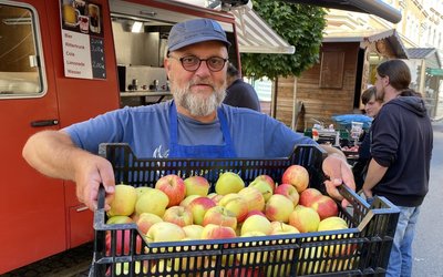 Holger Freitag aus Lugau hat verschiedene Apfelsorten, die er beim Erntedankfest in Zwönitz präsentiert.