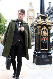 Der Dresdner Modeblogger Mr. Matthew trägt gern mal Gold.