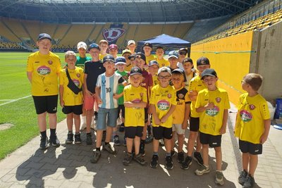 Auf dem „heiligen“ Rasen: Der Besuch des Dresdner Rudolf-Harbig-Stadions war für die Teilnehmer des Fußballcamps beim Bobritzscher SV der Höhepunkt einer spannenden Ferienwoche.