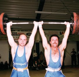 Ein unvergessener Höhepunkt in der Plauener Gewichtheber-Geschichte: Ralf Schellenberg (rechts) und Bernd Schmiedel stellten 1998 vor sage und schreibe 600 Zuschauern einen Weltrekord im Synchronheben auf. 215 Kilogramm brachten sie gemeinsam zur Hochstrecke, acht Kilogramm mehr als der von ihnen gehaltene alte Rekord. 