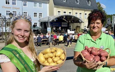 Die Sächsische Milchkönigin Luisa Hochstein (links) ist in Zwönitz zu Gast gewesen. Rechts ist Silvia Weiße von der KAZ.
