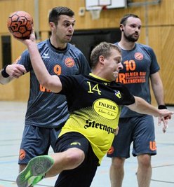 Robert Seidel kommt frei zu einem Treffer für die Oelsnitzer. Patrick Rink (links) und Marcel Karch können nur noch zuschauen.