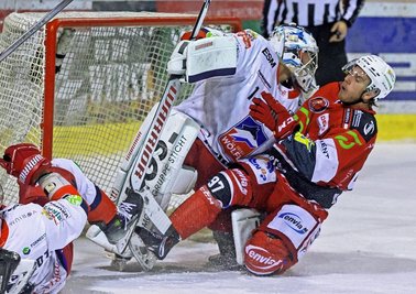 Der kanadische Stürmer Hayden Verbeek (rechts) zeigt im Trikot der Eispiraten Crimmitschau zwar immer wieder seine Schnelligkeit. Zu selten allerdings landet bei seinen Aktionen der Puck im Tor der gegnerischen Teams - gegen Selb war es sogar Verbeek selber, der in Michael Bitzer rutschte. 