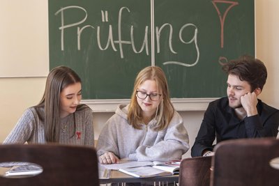 Für Frida Blei, Charlotte Schmidt und Ruben Weber von der Evangelischen Schulgemeinschaft Erzgebirge hat der Prüfungsstress begonnen.