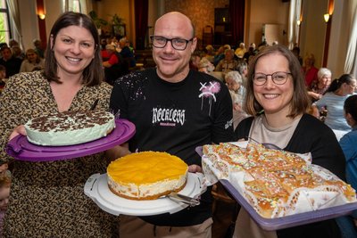 Janine Bischof (l.), Torsten Knoll, Sabrina Petzold hatten Kuchen gebacken, der am Donnerstag zugunsten des Kindergartens verkauft wurde.