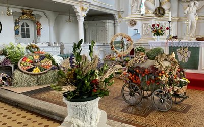 Die Kirche in Zwönitz ist zum Erntedank geschmückt worden.