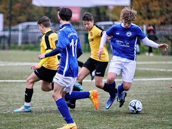Für die Frankenberger Juniorenkicker mit Oliver Kindt und Connor Benedix (Nr. 11) war die Pokalreise am Buß- und Bettag zu Ende. 
