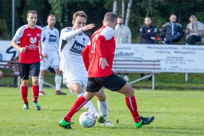 SC Syraus Doppeltorschütze Paul Schneider (links) im Duell mit dem Oberlungwitzer Dmytro Klochko, der das 0:1 schoss.