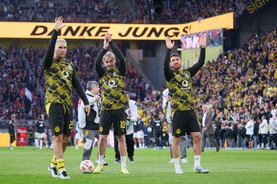 Niklas Süle (l) und Julian Brandt (M) verlassen zum Ende der Saison Borussia Dortmund. 