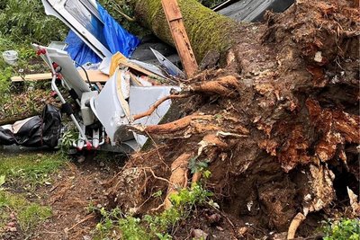 Das im Carport stehende Reisemobil wurde regelrecht zerdrückt.