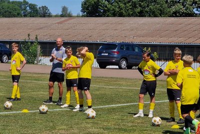 Die Ex-Profis Nico Däbritz (M.) und René Beuchel leiteten die Trainingseinheiten beim Bobritzscher SV.