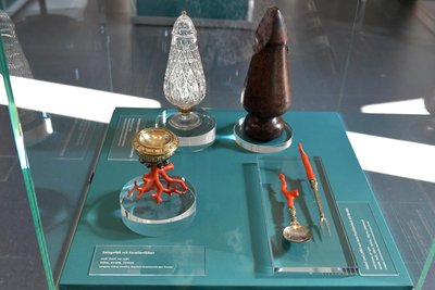 Das Salzgefäß mit Korallenfüßen stand einst auf der Tafel von Kurfürst August und seiner Gattin Anna. Heute ist es Teil der Sonderausstellung im Stadt- und Bergbaumuseum Freiberg.