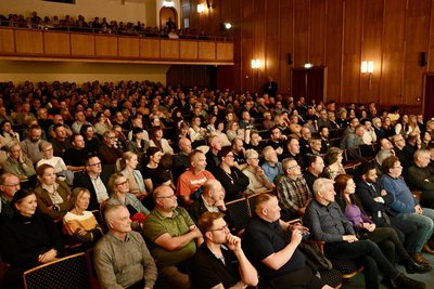 Volle Reihen im Kulturhaus Aue. Zum Wahlforum kamen mehr Besucher als die Veranstalter zunächst erwartet hatten, daher zog man in den großen Saal um.