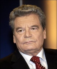 Joachim Gauck ist der Kandidat von SPD und Grünen für das Amt des Bundespräsidenten. Doch der 70-Jährige hat kaum eine Chance. Denn die Mehrheit in der Bundesversammlung spricht für Union und FDP mit ihrem Kandidaten Christian Wulff (CDU).